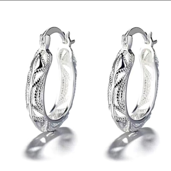 💎 Simple Silver Textured Hoop Earrings - Picture 4 of 5